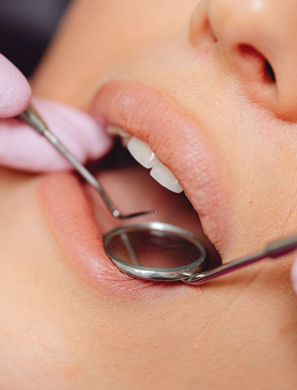 boca de chica abierta en dentista 