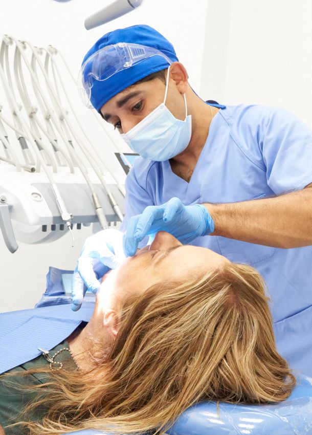dentista profesional atendiendo a clienta 