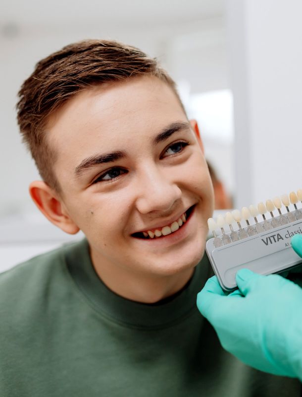 chico sonriendo para blanqueamiento dental