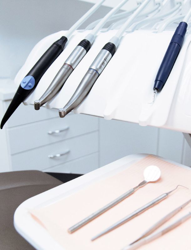 chica con boca abierta y dientes blancos en el dentista